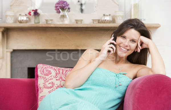 Foto d'archivio: Donna · incinta · soggiorno · parlando · telefono · sorridere · famiglia
