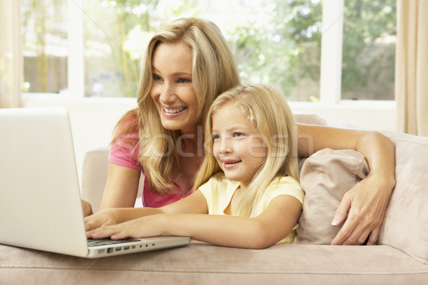 Сток-фото: матери · дочь · используя · ноутбук · домой · компьютер · девушки