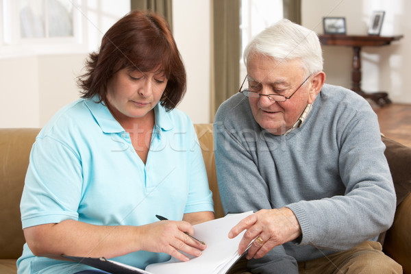 Senior man discussie gezondheid bezoeker home Stockfoto © monkey_business