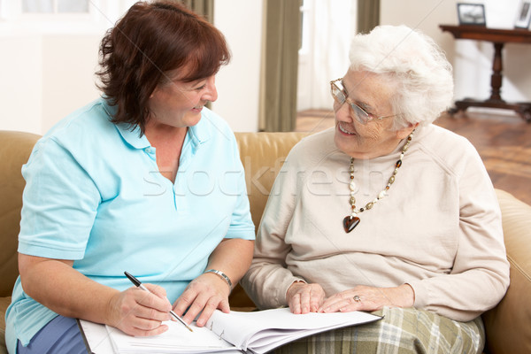Senior mulher discussão saúde visitante casa Foto stock © monkey_business