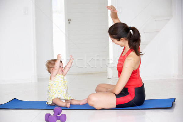Mamă copil yoga femeie familie acasă Imagine de stoc © monkey_business
