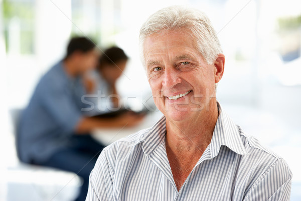 старший бизнесмен служба рабочих платье улыбаясь Сток-фото © monkey_business