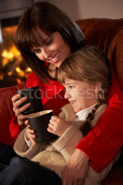 母親 女兒 放寬 熱飲 觀看 電視 商業照片 © monkey_business