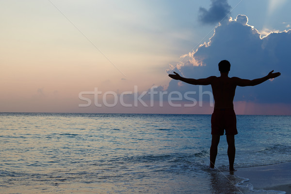 Stockfoto: Silhouet · man · armen · strand · zonsondergang · gelukkig