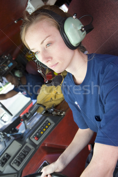 Bombeiro condução carro de bombeiros jovem camisetas cor Foto stock © monkey_business