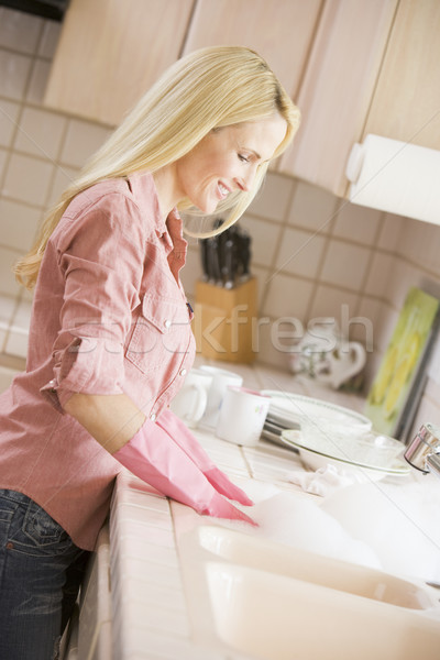 Vrouw schoonmaken gerechten kleur permanente wastafel Stockfoto © monkey_business