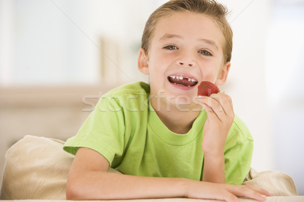 Photo stock: Manger · fraises · salon · souriant · enfants