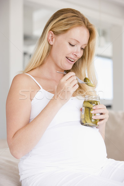 Kobieta w ciąży ogórki konserwowe uśmiechnięty ciąży kobiet diety Zdjęcia stock © monkey_business