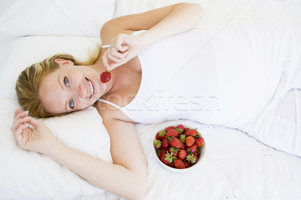 Photo stock: Femme · enceinte · lit · bol · fraises · souriant · heureux