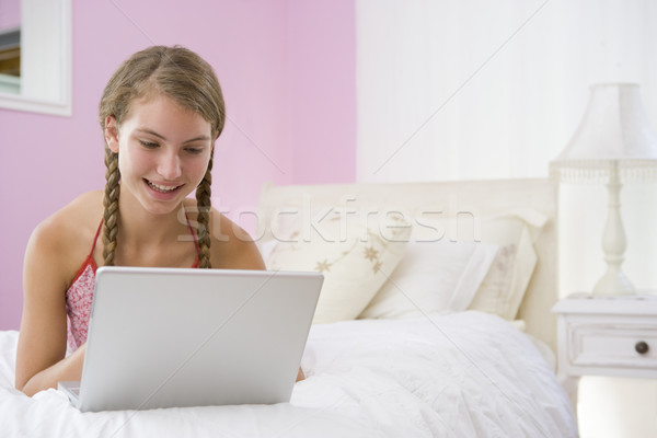 商業照片: 十幾歲的女孩 · 床 · 使用筆記本電腦 · 計算機 · 女孩 · 工作的