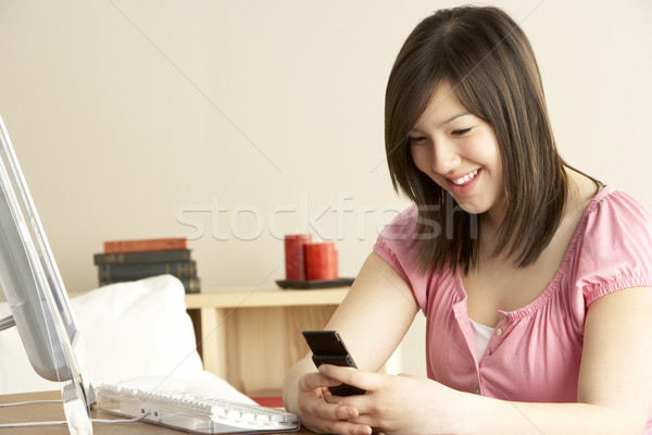 Mosolyog tinilány mobiltelefon otthon számítógép nő Stock fotó © monkey_business