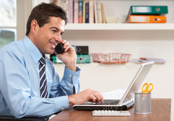 Foto stock: Hombre · de · trabajo · casa · usando · la · computadora · portátil · teléfono · ordenador