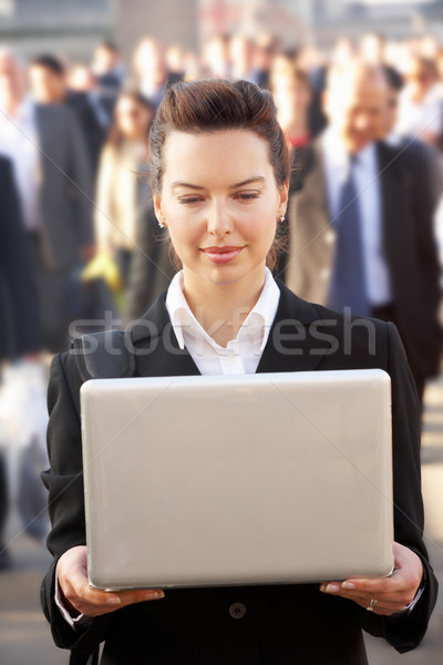 Női ingázó tömeg laptopot használ üzlet város Stock fotó © monkey_business