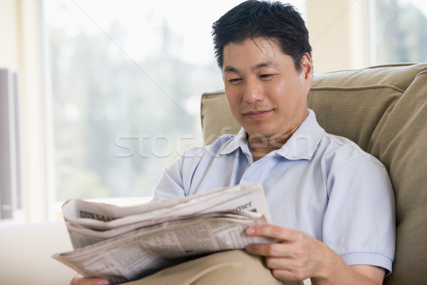 Foto stock: Hombre · relajante · periódico · retrato · lectura · salón