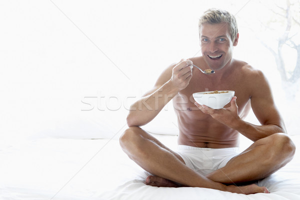 Stock foto: Erwachsenen · Mann · Essen · Frühstück · Bett · Schlafzimmer