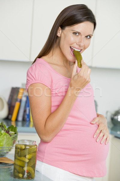 Сток-фото: беременная · женщина · кухне · еды · соленья · улыбаясь · беременна