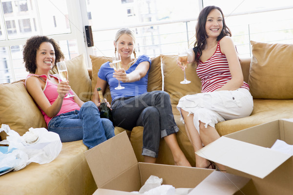 Három lány barátok megnyugtató pezsgő dobozok új otthon Stock fotó © monkey_business