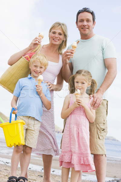 Сток-фото: семьи · Постоянный · пляж · мороженым · улыбаясь · женщину
