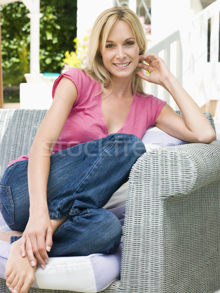 Stock foto: Frau · Sitzung · Freien · Terrasse · lächelnde · Frau · lächelnd