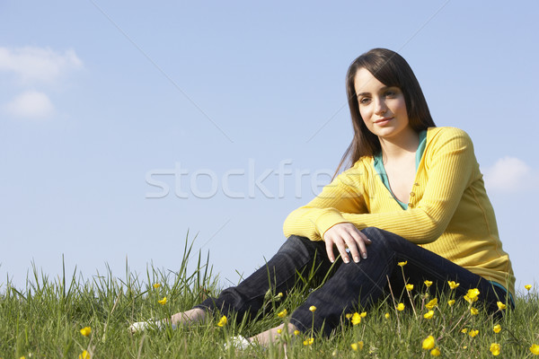 商業照片: 十幾歲的女孩 · 坐在 · 夏天 · 草地 · 花卉 · 女孩