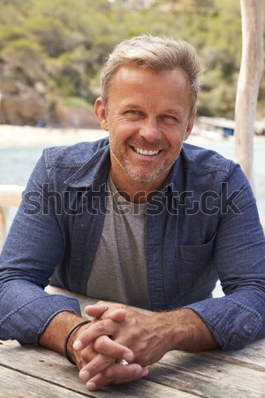 Om relaxare plajă toamnă îmbrăcăminte fericit Imagine de stoc © monkey_business