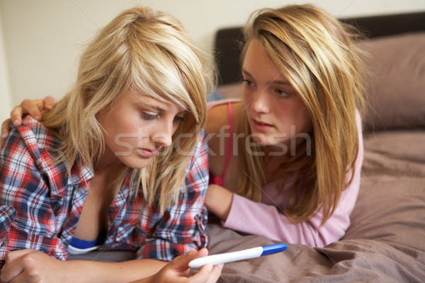 Stockfoto: Twee · tienermeisjes · bed · naar · zwangerschap · testen