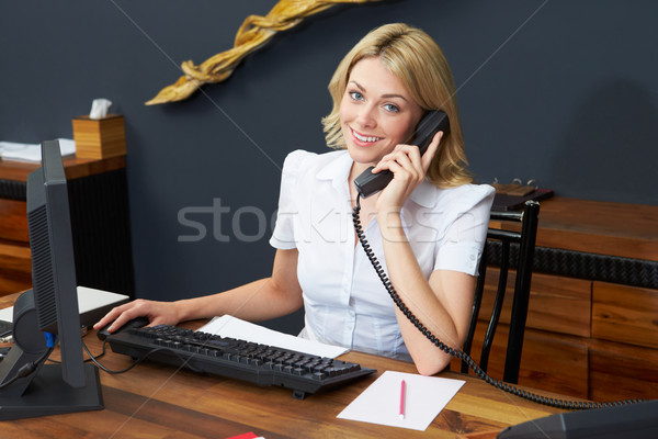Hotel recepţioner telefon birou fericit Imagine de stoc © monkey_business