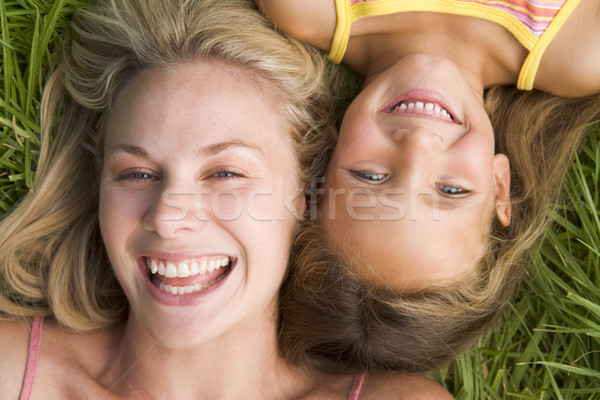 Foto stock: Mulher · jovem · grama · risonho · feliz · criança