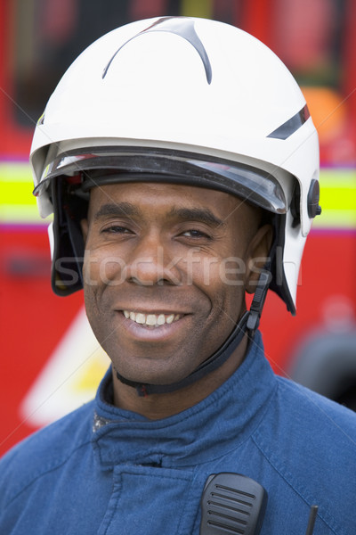 Foto stock: Retrato · bombero · pie · carro · de · bomberos · feliz · sonriendo