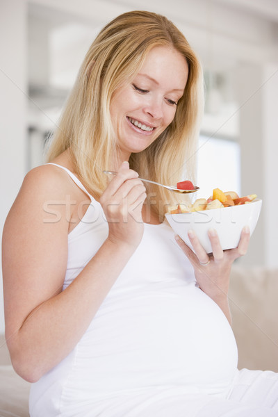 Foto d'archivio: Donna · incinta · ciotola · macedonia · di · frutta · sorridere · donna · felice