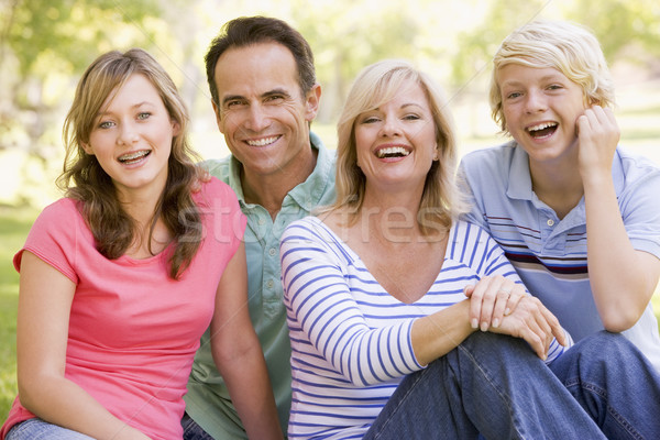 Retrato familia camiseta sonriendo sesión Foto stock © monkey_business