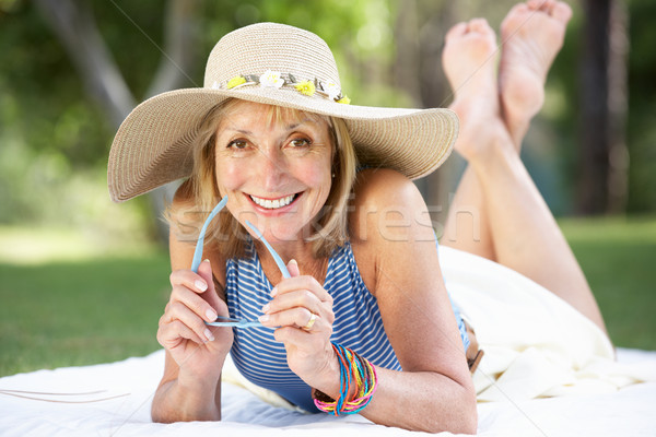 Stockfoto: Senior · vrouw · ontspannen · zomer · tuin · gras