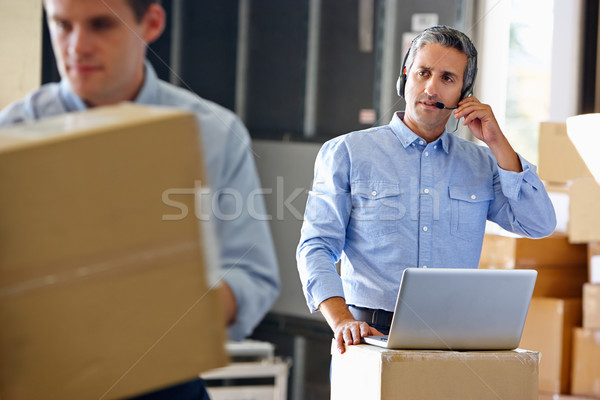 Manager setul cu cască distribuire depozit calculator om de afaceri Imagine de stoc © monkey_business