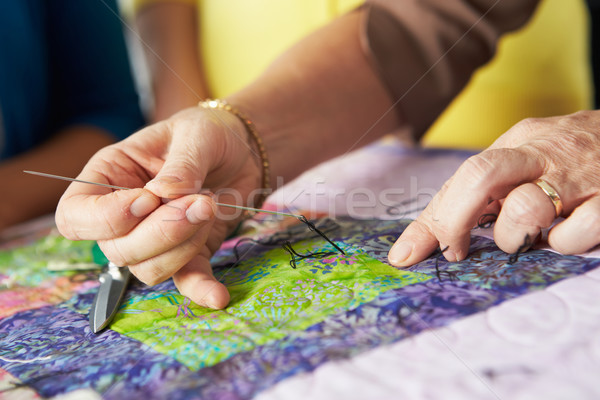 Foto stock: Mão · de · costura · colcha · mulher · mulheres