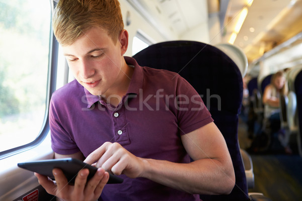Fiatalember olvas könyv vonat utazás technológia Stock fotó © monkey_business