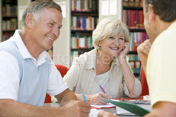 Studentii adulti bibliotecă femeie om fericit Imagine de stoc © monkey_business