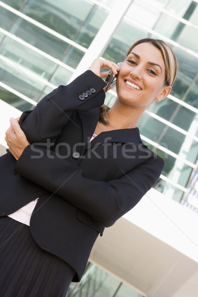 Imagine de stoc: Femeie · de · afaceri · în · picioare · în · aer · liber · telefon · celular · zâmbitor · femeie