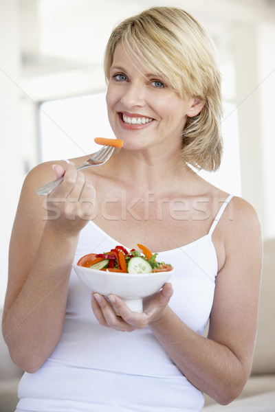 Zdjęcia stock: Dorosły · kobieta · jedzenie · Sałatka · żywności · szczęśliwy