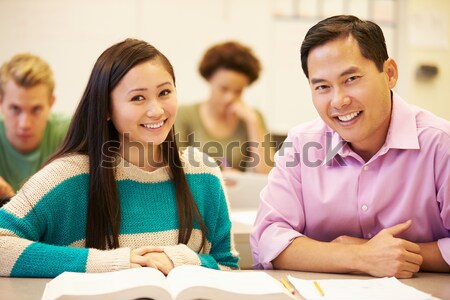 商業照片: 老師 · 幫助 · 男 · 研究 · 辦公桌 · 課堂