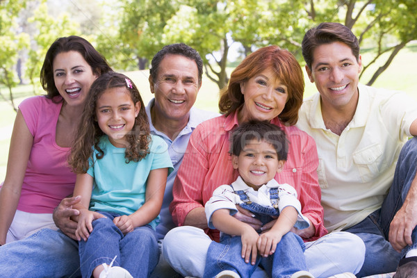 Foto d'archivio: Famiglia · allargata · seduta · esterna · sorridere · famiglia · Coppia