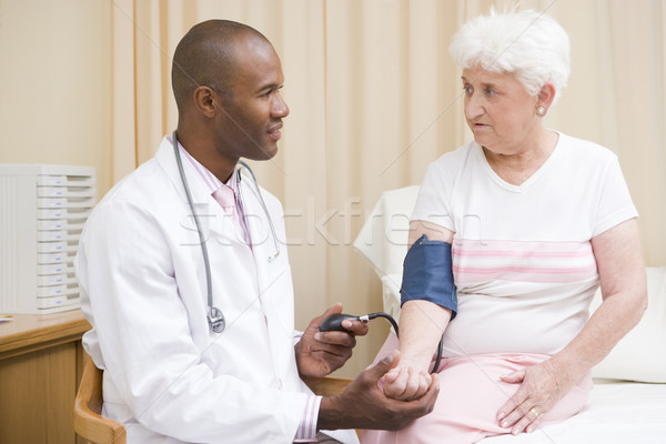 Foto stock: Médico · presión · arterial · examen · habitación · mujer · feliz