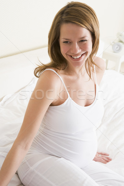 Photo stock: Femme · enceinte · séance · lit · souriant · femme · heureux