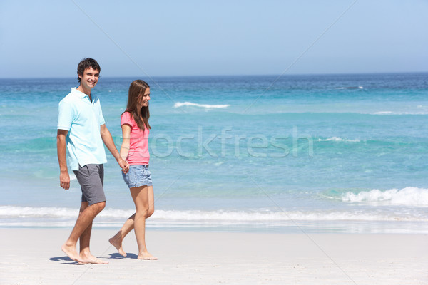 Pareja vacaciones caminando playa de arena mujer playa Foto stock © monkey_business