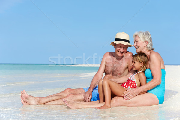 Grootouders kleindochter genieten strandvakantie meisje liefde Stockfoto © monkey_business