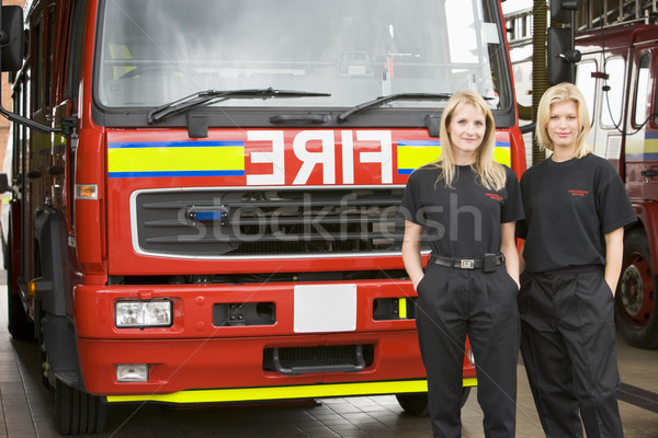 Retrato bombeiros em pé carro de bombeiros feminino camisetas Foto stock © monkey_business