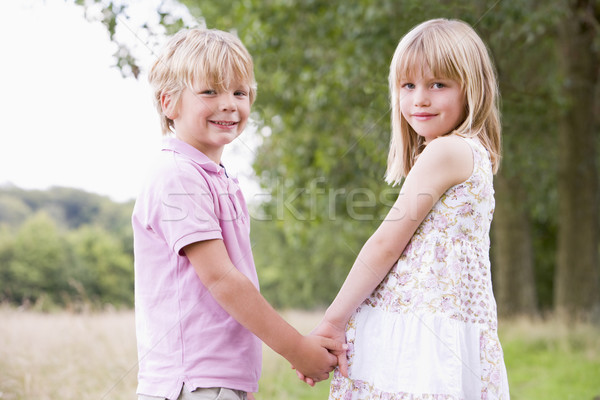 Stock foto: Zwei · jungen · Kinder · stehen · Freien · Hand · in · Hand