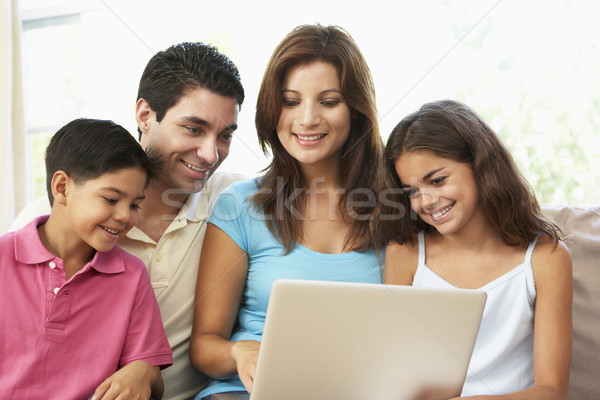 [[stock_photo]]: Famille · séance · canapé · maison · portable · ordinateur