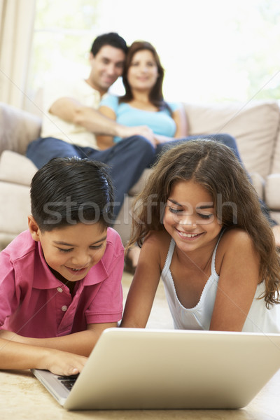 Foto d'archivio: Bambini · utilizzando · il · computer · portatile · home · computer · famiglia · ragazza