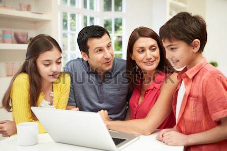 Hispânico família compras on-line computador menina Foto stock © monkey_business