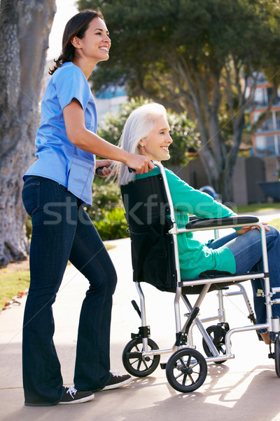 Stockfoto: Verzorger · voortvarend · senior · vrouw · rolstoel · vrouwen